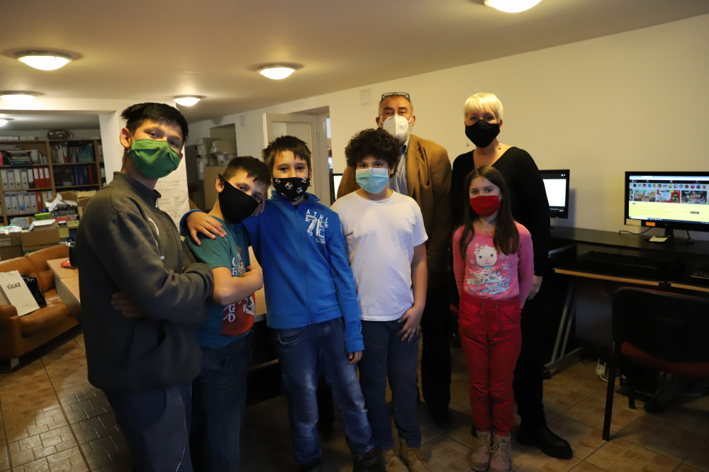 Egyházi Nikoletta átadja a gépeket a diákoknak és a Bátonyterenyei Tanodahálózat képviseletében Szomora Szilárdnak